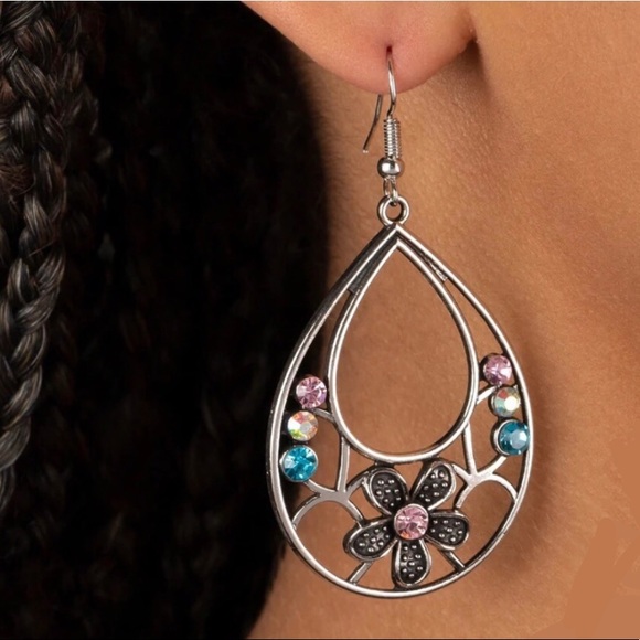 Jewelry - Silver Tone Flower Earrings Floral Bloom BRAND NEW